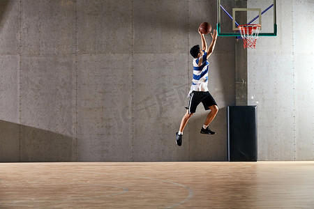 篮球框摄影照片_青年男人打篮球