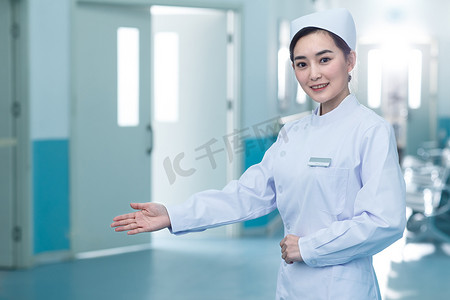 胸卡摄影照片_年轻的女护士在医院走廊