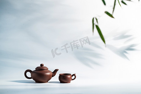 分离着色摄影照片_竹叶下的茶壶和茶杯