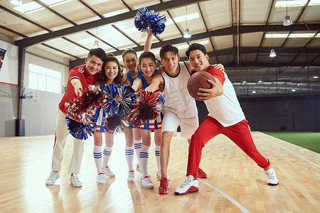 篮球赛啦啦队摄影照片_青年男女在篮球馆