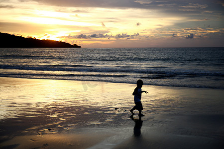 奔跑的人剪影摄影照片_巴厘岛海景