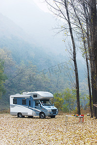 野餐桌摄影照片_露营车