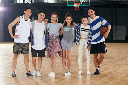 青年男女在篮球馆