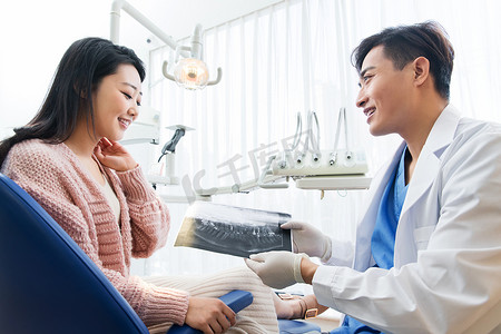牙医和青年女患者交谈