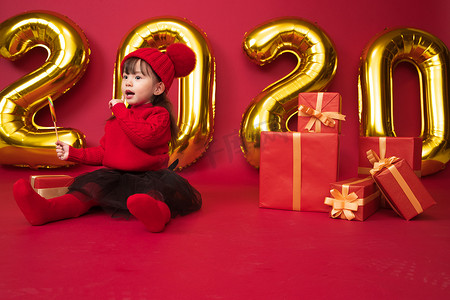 鼠年红色喜庆摄影照片_可爱的小女孩过新年