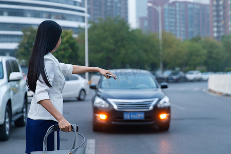 路边摊怀旧摄影照片_商务女士马路边打出租车