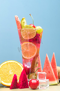 水果大冰块摄影照片_桌面上的水果茶和水果