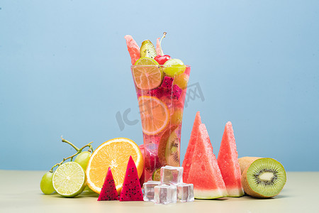 桌面美食背景摄影照片_桌面上的水果茶和水果
