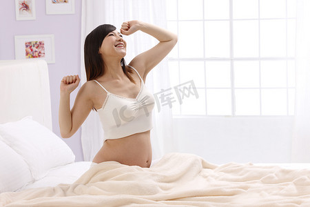起床摄影照片_孕妇起床伸懒腰