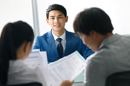 商务男女在办公室