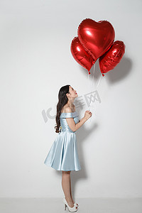 青年女人拿着心形气球