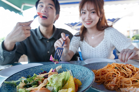 温馨美食摄影照片_快乐情侣在餐厅里用餐