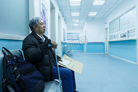 生病的老人在医院