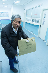 医院放射科摄影照片_生病的老人在医院