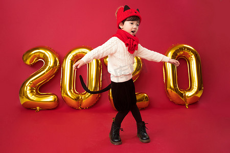 鼠年红色喜庆摄影照片_过新年的小男孩玩耍