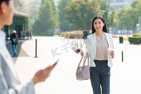 写字楼白领摄影照片_走在路上的青年商务人士