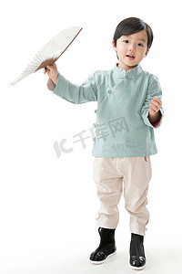 春节扇子扇子摄影照片_可爱的的小男孩拿着扇子玩耍