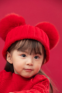 穿红衣戴红帽的可爱小女孩