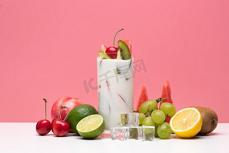 水果捞摄影照片_水果酸奶杯和水果