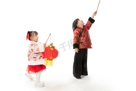 新年吉祥吉祥摄影照片_过新年的两个小朋友拿着红灯笼