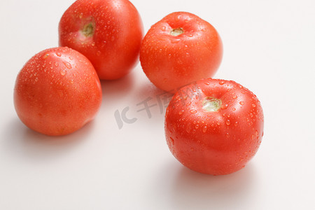 有水珠的背景摄影照片_西红柿
