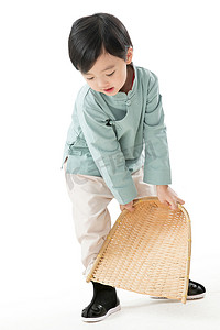 可爱大米摄影照片_可爱的小男孩拿着簸箕