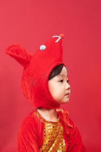 欢乐喜庆中国年摄影照片_可爱的小男孩戴着小老鼠帽子