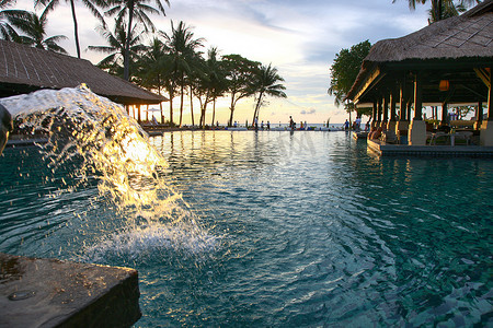 东南亚建筑摄影照片_巴厘岛海边度假村