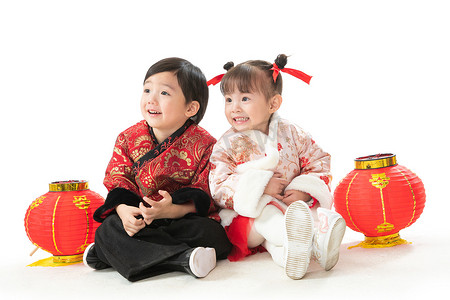 庆祝新年的两个小朋友坐在地上玩耍