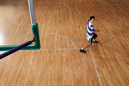 篮球彩色摄影照片_青年男人打篮球