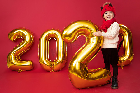 鼠年新年灯笼边框摄影照片_可爱的小男孩过新年