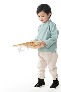 可爱大米摄影照片_小男孩拿着簸箕撒谷物