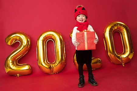 欢乐喜庆中国年摄影照片_过新年的小男孩玩耍
