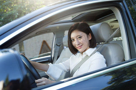 青年女人开车