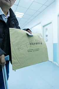 医院放射科摄影照片_生病的老人在医院