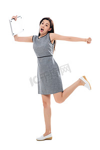 奔跑中的图片摄影照片_拿笔记本电脑奔跑的商务女士