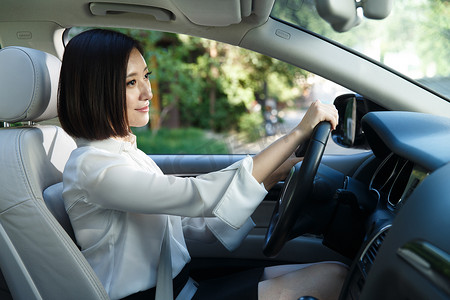 青年女人开车