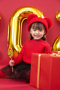 中国传统糖摄影照片_可爱的小女孩拿着棒棒糖