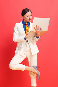 商务女人使用笔记本电脑
