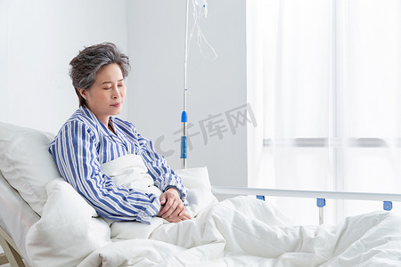 老年患者坐在医院病床上