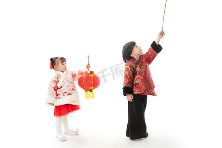 玩耍的小朋友摄影照片_过新年的两个小朋友拿着红灯笼