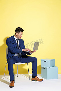 青年商务男士使用笔记本电脑