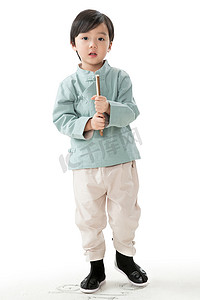 春节扇子扇子摄影照片_可爱的的小男孩拿着扇子玩耍