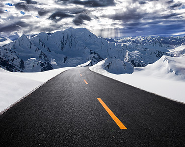 雪山上的公路