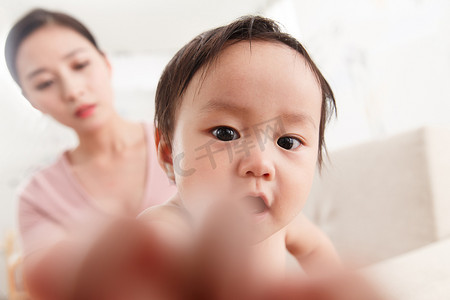 妈妈陪宝宝摄影照片_妈妈陪宝宝玩耍