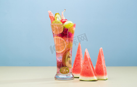 火龙果切块摄影照片_桌面上的水果茶和西瓜切块