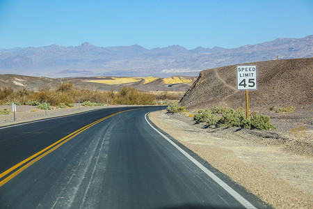 沙漠戈壁蓝天摄影照片_汽车广告背景图