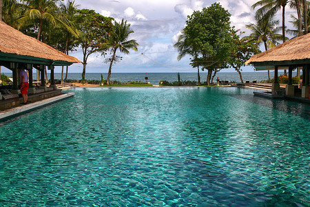 海边酒店摄影照片_巴厘岛海边度假村