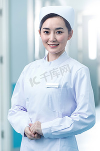 胸卡摄影照片_年轻的女护士在医院走廊