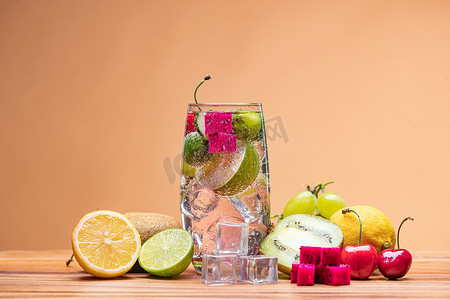 水果大冰块摄影照片_水果气泡饮和多种水果